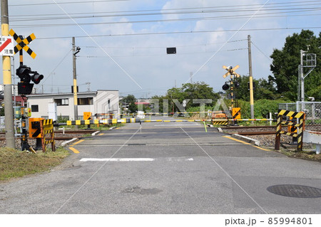 鉄道線路の踏切 85994801
