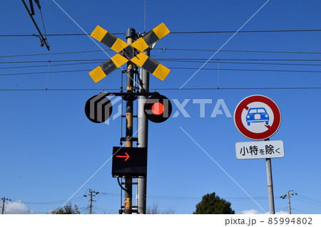 鉄道線路の踏切 85994802