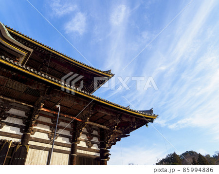 青空と東大寺の大仏殿 85994886
