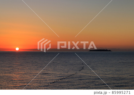 水平線から登る太陽と熱海沖の初島 85995271