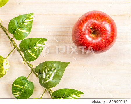 【果物】まな板の上の赤い林檎 85996112
