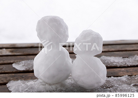 小さな雪だるま、2つ。の写真素材 [85996125] - PIXTA