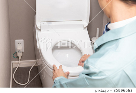 トイレの点検をする作業着の男性 85996663