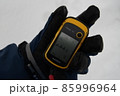 雪山登山の道具　GPSで進路確認 85996964