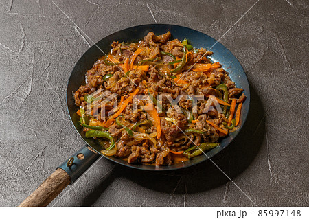 韓国風すき焼き プルコギ Korean dish of grilled beef bulgogi 韓国風すき焼き プルコギ Korean dish of grilled beef bulgogi 85997148