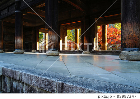 晩秋の南禅寺　三門 85997247