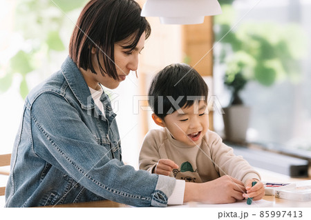 お絵描きをする男の子と母親 85997413