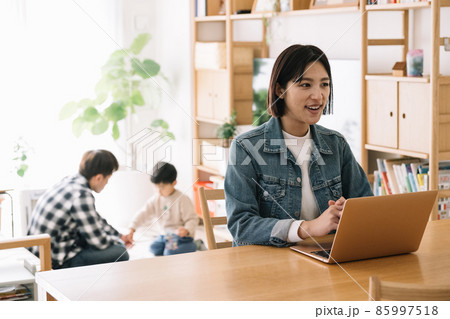 自宅で仕事と子育てをする日本人家族 自宅で仕事と子育てをする日本人家族 85997518