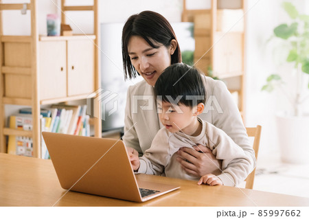 リモートワークと育児を両立する母親 リモートワークと育児を両立する母親 85997662