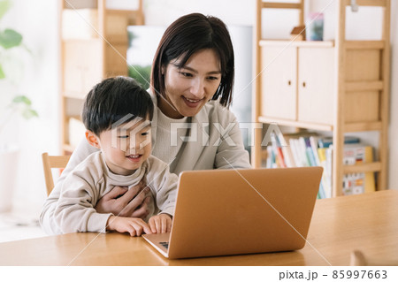 リモートワークと育児を両立する母親 85997663