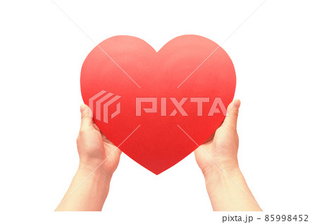 赤いハートを持つ女性の両手　メンタルヘルス　心のケア　本心　本音イメージ切り抜き白バック白背景写真素 85998452