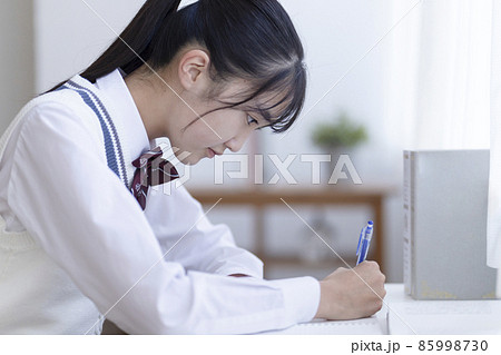 自宅で勉強する高校生 自宅で勉強する高校生 85998730