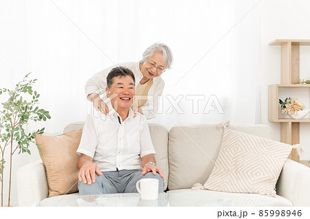 部屋にいる高齢者夫婦（笑顔） 85998946