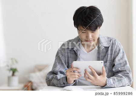 自宅で勉強する高校生 85999286