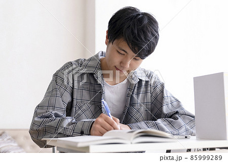 自宅で勉強する高校生 自宅で勉強する高校生 85999289