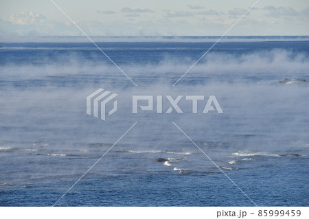 冬の北海道江差町伏木戸海岸で気あらしの立ち上る日本海の風景を撮影 85999459