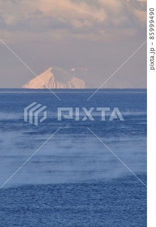 冬の北海道江差町伏木戸海岸で気あらしの立ち上る日本海の風景を撮影 85999490