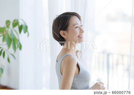 30代女性　朝　目覚め 86000776