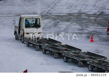 飛行機の荷物を下ろす作業 飛行機の荷物を下ろす作業 86001229