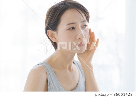 肌の悩み　30代女性 86001428