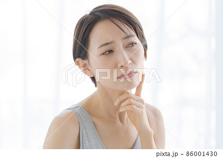 肌の悩み　30代女性 86001430