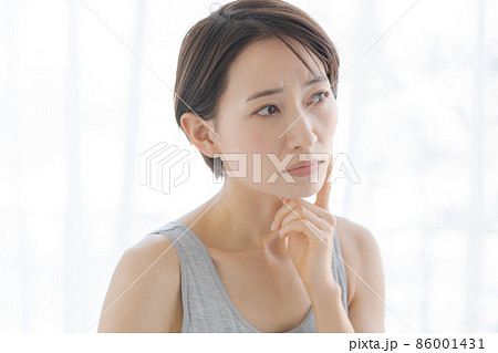 肌の悩み 30代女性 肌の悩み 30代女性 86001431