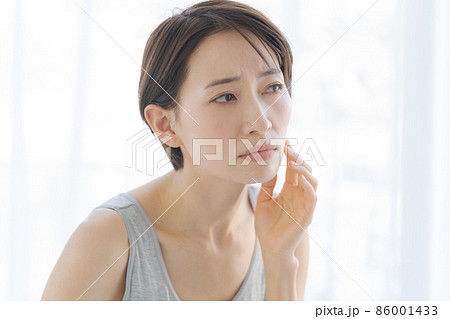 肌の悩み　30代女性 86001433