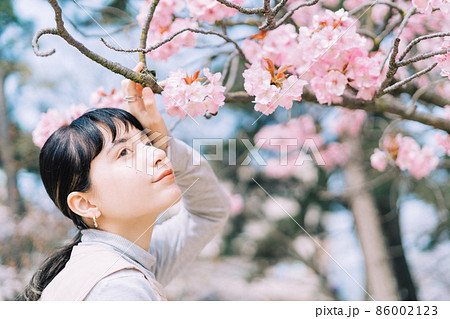 桜背景の女性ポートレート 86002123