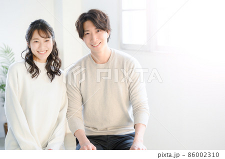 若いカップルのカメラ目線ポートレート コピースペースあり 若いカップルのカメラ目線ポートレート コピースペースあり 86002310