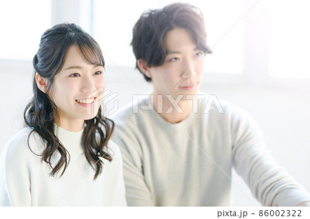 何かを見つめる若い日本人カップルのポートレート コピースペースあり 何かを見つめる若い日本人カップルのポートレート コピースペースあり 86002322