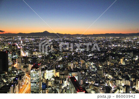 渋谷スカイからの幻想的な富士山の夕景 渋谷スカイからの幻想的な富士山の夕景 86003942