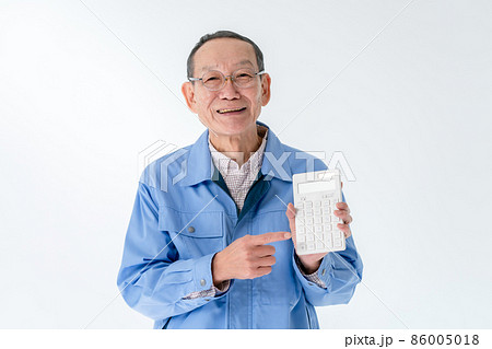 計算機を持つ作業服のシニア男性 86005018