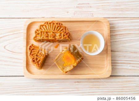 Chinese moon cake durian and egg yolk flavour Chinese moon cake durian and egg yolk flavour 86005456