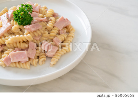 spiral pasta mushroom cream sauce with ham 86005658