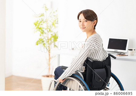 車いす 在宅ワーク ミドル女性 車いす 在宅ワーク ミドル女性 86006695