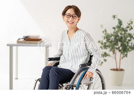 車いす　在宅ワーク　ミドル女性　 86006704