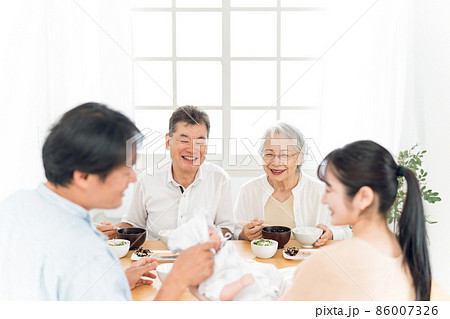 里帰り出産・食事をする老夫婦と若い夫婦 里帰り出産・食事をする老夫婦と若い夫婦 86007326
