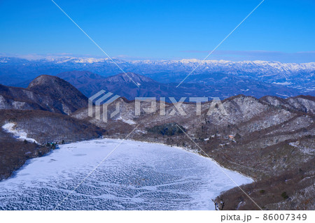 冬の群馬県赤城山 駒ヶ岳山頂から西側(大沼,鈴ヶ岳,子持山など)を見る 冬の群馬県赤城山 駒ヶ岳山頂から西側(大沼,鈴ヶ岳,子持山など)を見る 86007349