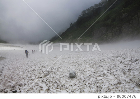 白馬大雪渓を登る登山者 白馬大雪渓を登る登山者 86007476