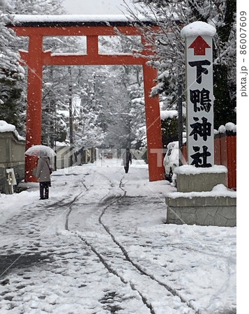 雪の京都　下鴨神社の参道の鳥居 86007609