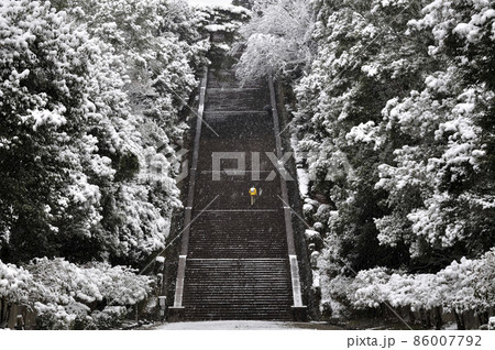 雪の伏見桃山御陵 大階段 86007792
