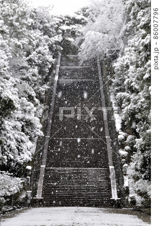 雪の伏見桃山御陵 大階段 86007796