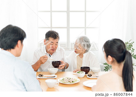 食事中に体調不良になる高齢者（困る） 86007844