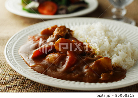 ポークカレーとミックスリーフのサラダ ポークカレーとミックスリーフのサラダ 86008218
