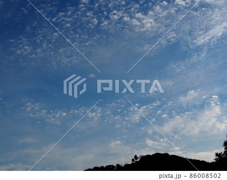 ウロコ雲いっぱいの冬空と高見山（源内山からの眺望） 86008502