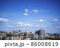 関東地方の大寒の青空に浮かぶ白い雲の動き 86008619