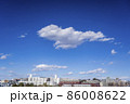 関東地方の大寒の青空に浮かぶ白い雲の動き 86008622