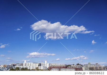 関東地方の大寒の青空に浮かぶ白い雲の動き 86008622