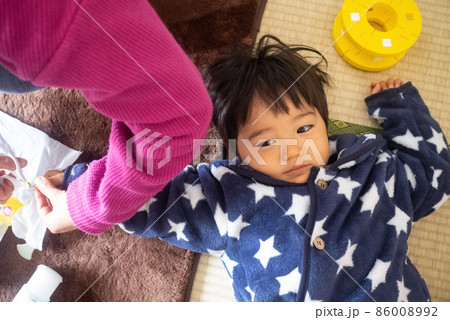 2才児の爪を母親が切っている（俯瞰撮影） 86008992