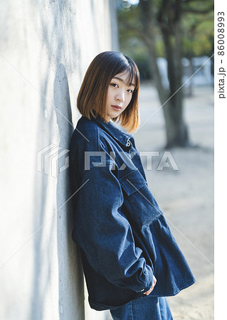 公園を散策する爽やかな若い女性 86008993